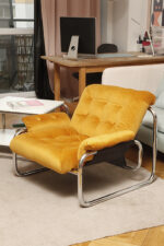 Niski i szeroki fotel "Borkum" z poduchą i podłokietnikami z żółtego weluru osadzonych na metalowej chromowanej konstrukcji, projekt Johan Bertil Häggström, Ikea, Szwecja, wzór z 1978 roku - obrazek 25