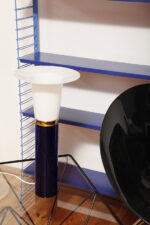 Wysoka jednopunktowa lampa stołowa ze szklaną ciemnogranatową podstawą i mlecznobiałym białym akrylowym klosze z rondem, projekt Uno & Östen Kristiansson dla Luxus, Szwecja, lata 70. - obrazek 21