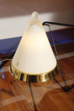 Nieduża ciężka jednopunktowa stożkowa mlecznobiała szklana lampka nocna/biurkowa "Kibo" z okrągłą złotą metalową podstawą, Peill & Putzler, Niemcy, lata 70 - obrazek 23