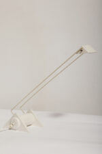 Biała jednopunktowa geometryczna plastikowo-metalowo-drewniana lampa biurkowa w stylu Memphis firmy Woja Holland, Holandia, lata 80. - obrazek 22