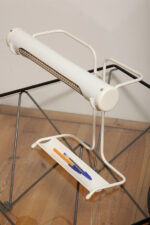 Biała duża jednopunktowa metalowa industrialna lampa biurkowa ze zdejmowanym kloszem z jarzeniówką, Woja Holland, Holandia, lata 80. - obrazek 21