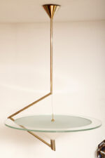 Duża lampa sufitowa "Olympia 2731" z okrągłym masywnym szklanym kloszem w kształcie koła zawieszonym na stalowej złotej konstrukcji, projekt Daniel Puppa dla Fontana Arte/Mediolan, Włochy, wzór z 1984 roku - obrazek 21