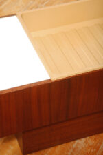 Prostokątny mahoniowy kwietnik/ława/stolik pomocnik/stolik kawowy z dwoma szklanymi białymi blatami i plastikowym wyjmowanym wkładem na kwiaty, Czechosłowacja, lata 70. - obrazek 27