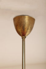 Trzypunktowa metalowa lampa wisząca/sufitowa z trzema zakrzywionymi ramionami w kolorze starego złota zakończonymi źródłami światła z metalowym czerwonym lekko profilowanym trójkątnym kloszem nad nimi, Mid Century Modern, Niemcy, lata 50. - obrazek 22