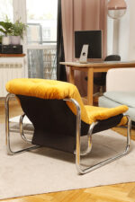 Niski i szeroki fotel "Borkum" z poduchą i podłokietnikami z żółtego weluru osadzonych na metalowej chromowanej konstrukcji, projekt Johan Bertil Häggström, Ikea, Szwecja, wzór z 1978 roku - obrazek 20