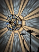 Szklany jednopunktowy witrażowy ręcznie wykonany kinkiet/plafon/lampa ścienna na miedzianej konstrukcji, Hiszpania, 2003 rok - obrazek 24