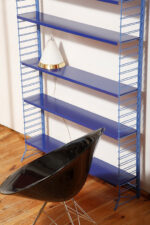 Modułowa wolnostojąca szafka/regał/biblioteczka na metalowej niebieskiej konstrukcji z pięcioma metalowymi półkami z regulowaną wysokością, Drentea, Holandia, lata 60. - obrazek 24
