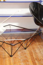 Kwadratowy stolik kawowy na metalowej czarnej konstrukcji ze szklanym przeźroczystym hartowanym blatem w stylu "Alanda" projektu Paolo Piva dla B&B Italia, lata 80. - obrazek 22