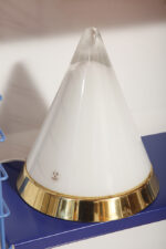 Nieduża ciężka jednopunktowa stożkowa mlecznobiała szklana lampka nocna/biurkowa "Kibo" z okrągłą złotą metalową podstawą, Peill & Putzler, Niemcy, lata 70 - obrazek 24