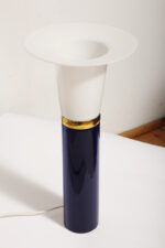 Wysoka jednopunktowa lampa stołowa ze szklaną ciemnogranatową podstawą i mlecznobiałym białym akrylowym klosze z rondem, projekt Uno & Östen Kristiansson dla Luxus, Szwecja, lata 70. - obrazek 22