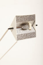 Biała jednopunktowa geometryczna plastikowo-metalowo-drewniana lampa biurkowa w stylu Memphis firmy Woja Holland, Holandia, lata 80. - obrazek 21