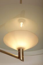 Duża lampa sufitowa "Olympia 2731" z okrągłym masywnym szklanym kloszem w kształcie koła zawieszonym na stalowej złotej konstrukcji, projekt Daniel Puppa dla Fontana Arte/Mediolan, Włochy, wzór z 1984 roku - obrazek 61