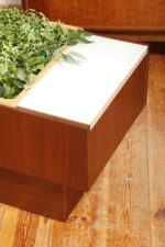 Prostokątny mahoniowy kwietnik/ława/stolik pomocnik/stolik kawowy z dwoma szklanymi białymi blatami i plastikowym wyjmowanym wkładem na kwiaty, Czechosłowacja, lata 70. - obrazek 28