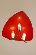 Trzypunktowa metalowa lampa wisząca/sufitowa z trzema zakrzywionymi ramionami w kolorze starego złota zakończonymi źródłami światła z metalowym czerwonym lekko profilowanym trójkątnym kloszem nad nimi, Mid Century Modern, Niemcy, lata 50. - obrazek 23