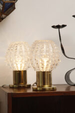 Dwie jednopunktowe metalowe lampki biurkowe/nocne/kinkiety ze szklanymi grubo ciętymi kloszami i podstawami w kolorze starego złota, Lustry Kamenický Šenov, Czechosłowacja, lata 60. - obrazek 22