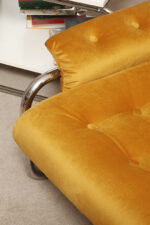 Niski i szeroki fotel "Borkum" z poduchą i podłokietnikami z żółtego weluru osadzonych na metalowej chromowanej konstrukcji, projekt Johan Bertil Häggström, Ikea, Szwecja, wzór z 1978 roku - obrazek 26
