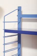 Modułowa wolnostojąca szafka/regał/biblioteczka na metalowej niebieskiej konstrukcji z pięcioma metalowymi półkami z regulowaną wysokością, Drentea, Holandia, lata 60. - obrazek 25