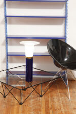 Wysoka jednopunktowa lampa stołowa ze szklaną ciemnogranatową podstawą i mlecznobiałym białym akrylowym klosze z rondem, projekt Uno & Östen Kristiansson dla Luxus, Szwecja, lata 70. - obrazek 23