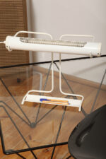 Biała duża jednopunktowa metalowa industrialna lampa biurkowa ze zdejmowanym kloszem z jarzeniówką, Woja Holland, Holandia, lata 80. - obrazek 23