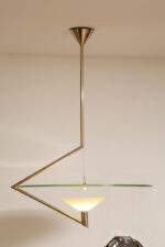 Duża lampa sufitowa "Olympia 2731" z okrągłym masywnym szklanym kloszem w kształcie koła zawieszonym na stalowej złotej konstrukcji, projekt Daniel Puppa dla Fontana Arte/Mediolan, Włochy, wzór z 1984 roku - obrazek 22