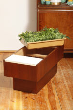 Prostokątny mahoniowy kwietnik/ława/stolik pomocnik/stolik kawowy z dwoma szklanymi białymi blatami i plastikowym wyjmowanym wkładem na kwiaty, Czechosłowacja, lata 70. - obrazek 29