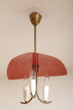 Trzypunktowa metalowa lampa wisząca/sufitowa z trzema zakrzywionymi ramionami w kolorze starego złota zakończonymi źródłami światła z metalowym czerwonym lekko profilowanym trójkątnym kloszem nad nimi, Mid Century Modern, Niemcy, lata 50. - obrazek 24