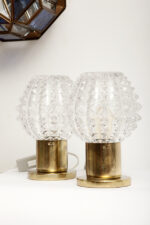 Dwie jednopunktowe metalowe lampki biurkowe/nocne/kinkiety ze szklanymi grubo ciętymi kloszami i podstawami w kolorze starego złota, Lustry Kamenický Šenov, Czechosłowacja, lata 60. - obrazek 23