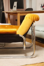 Niski i szeroki fotel "Borkum" z poduchą i podłokietnikami z żółtego weluru osadzonych na metalowej chromowanej konstrukcji, projekt Johan Bertil Häggström, Ikea, Szwecja, wzór z 1978 roku - obrazek 27