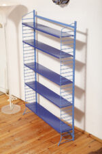 Modułowa wolnostojąca szafka/regał/biblioteczka na metalowej niebieskiej konstrukcji z pięcioma metalowymi półkami z regulowaną wysokością, Drentea, Holandia, lata 60. - obrazek 26