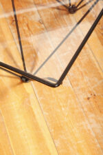 Kwadratowy stolik kawowy na metalowej czarnej konstrukcji ze szklanym przeźroczystym hartowanym blatem w stylu "Alanda" projektu Paolo Piva dla B&B Italia, lata 80. - obrazek 24