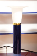 Wysoka jednopunktowa lampa stołowa ze szklaną ciemnogranatową podstawą i mlecznobiałym białym akrylowym klosze z rondem, projekt Uno & Östen Kristiansson dla Luxus, Szwecja, lata 70. - obrazek 24