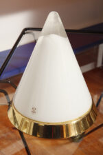 Nieduża ciężka jednopunktowa stożkowa mlecznobiała szklana lampka nocna/biurkowa "Kibo" z okrągłą złotą metalową podstawą, Peill & Putzler, Niemcy, lata 70 - obrazek 25