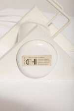 Biała jednopunktowa geometryczna plastikowo-metalowo-drewniana lampa biurkowa w stylu Memphis firmy Woja Holland, Holandia, lata 80. - obrazek 24