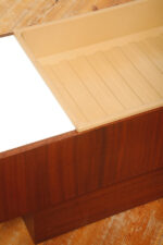 Prostokątny mahoniowy kwietnik/ława/stolik pomocnik/stolik kawowy z dwoma szklanymi białymi blatami i plastikowym wyjmowanym wkładem na kwiaty, Czechosłowacja, lata 70. - obrazek 30