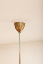 Trzypunktowa metalowa lampa wisząca/sufitowa z trzema zakrzywionymi ramionami w kolorze starego złota zakończonymi źródłami światła z metalowym czerwonym lekko profilowanym trójkątnym kloszem nad nimi, Mid Century Modern, Niemcy, lata 50. - obrazek 25