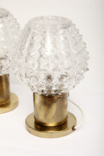 Dwie jednopunktowe metalowe lampki biurkowe/nocne/kinkiety ze szklanymi grubo ciętymi kloszami i podstawami w kolorze starego złota, Lustry Kamenický Šenov, Czechosłowacja, lata 60. - obrazek 24