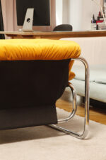 Niski i szeroki fotel "Borkum" z poduchą i podłokietnikami z żółtego weluru osadzonych na metalowej chromowanej konstrukcji, projekt Johan Bertil Häggström, Ikea, Szwecja, wzór z 1978 roku - obrazek 28