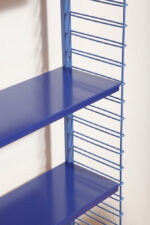 Modułowa wolnostojąca szafka/regał/biblioteczka na metalowej niebieskiej konstrukcji z pięcioma metalowymi półkami z regulowaną wysokością, Drentea, Holandia, lata 60. - obrazek 27