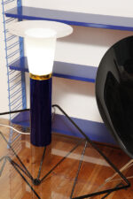 Wysoka jednopunktowa lampa stołowa ze szklaną ciemnogranatową podstawą i mlecznobiałym białym akrylowym klosze z rondem, projekt Uno & Östen Kristiansson dla Luxus, Szwecja, lata 70. - obrazek 25