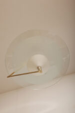 Duża lampa sufitowa "Olympia 2731" z okrągłym masywnym szklanym kloszem w kształcie koła zawieszonym na stalowej złotej konstrukcji, projekt Daniel Puppa dla Fontana Arte/Mediolan, Włochy, wzór z 1984 roku - obrazek 24