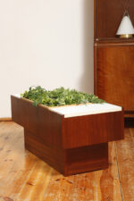 Prostokątny mahoniowy kwietnik/ława/stolik pomocnik/stolik kawowy z dwoma szklanymi białymi blatami i plastikowym wyjmowanym wkładem na kwiaty, Czechosłowacja, lata 70. - obrazek 31