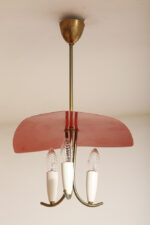 Trzypunktowa metalowa lampa wisząca/sufitowa z trzema zakrzywionymi ramionami w kolorze starego złota zakończonymi źródłami światła z metalowym czerwonym lekko profilowanym trójkątnym kloszem nad nimi, Mid Century Modern, Niemcy, lata 50. - obrazek 26