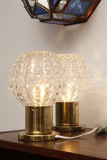 Dwie jednopunktowe metalowe lampki biurkowe/nocne/kinkiety ze szklanymi grubo ciętymi kloszami i podstawami w kolorze starego złota, Lustry Kamenický Šenov, Czechosłowacja, lata 60. - obrazek 25