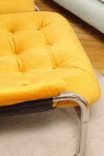 Niski i szeroki fotel "Borkum" z poduchą i podłokietnikami z żółtego weluru osadzonych na metalowej chromowanej konstrukcji, projekt Johan Bertil Häggström, Ikea, Szwecja, wzór z 1978 roku - obrazek 29