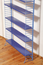 Modułowa wolnostojąca szafka/regał/biblioteczka na metalowej niebieskiej konstrukcji z pięcioma metalowymi półkami z regulowaną wysokością, Drentea, Holandia, lata 60. - obrazek 28