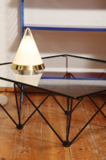 Nieduża ciężka jednopunktowa stożkowa mlecznobiała szklana lampka nocna/biurkowa "Kibo" z okrągłą złotą metalową podstawą, Peill & Putzler, Niemcy, lata 70 - obrazek 26