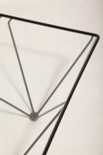 Kwadratowy stolik kawowy na metalowej czarnej konstrukcji ze szklanym przeźroczystym hartowanym blatem w stylu "Alanda" projektu Paolo Piva dla B&B Italia, lata 80. - obrazek 26