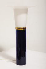 Wysoka jednopunktowa lampa stołowa ze szklaną ciemnogranatową podstawą i mlecznobiałym białym akrylowym klosze z rondem, projekt Uno & Östen Kristiansson dla Luxus, Szwecja, lata 70. - obrazek 26