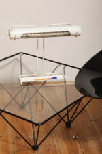 Biała duża jednopunktowa metalowa industrialna lampa biurkowa ze zdejmowanym kloszem z jarzeniówką, Woja Holland, Holandia, lata 80. - obrazek 26