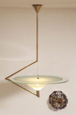 Duża lampa sufitowa "Olympia 2731" z okrągłym masywnym szklanym kloszem w kształcie koła zawieszonym na stalowej złotej konstrukcji, projekt Daniel Puppa dla Fontana Arte/Mediolan, Włochy, wzór z 1984 roku - obrazek 25